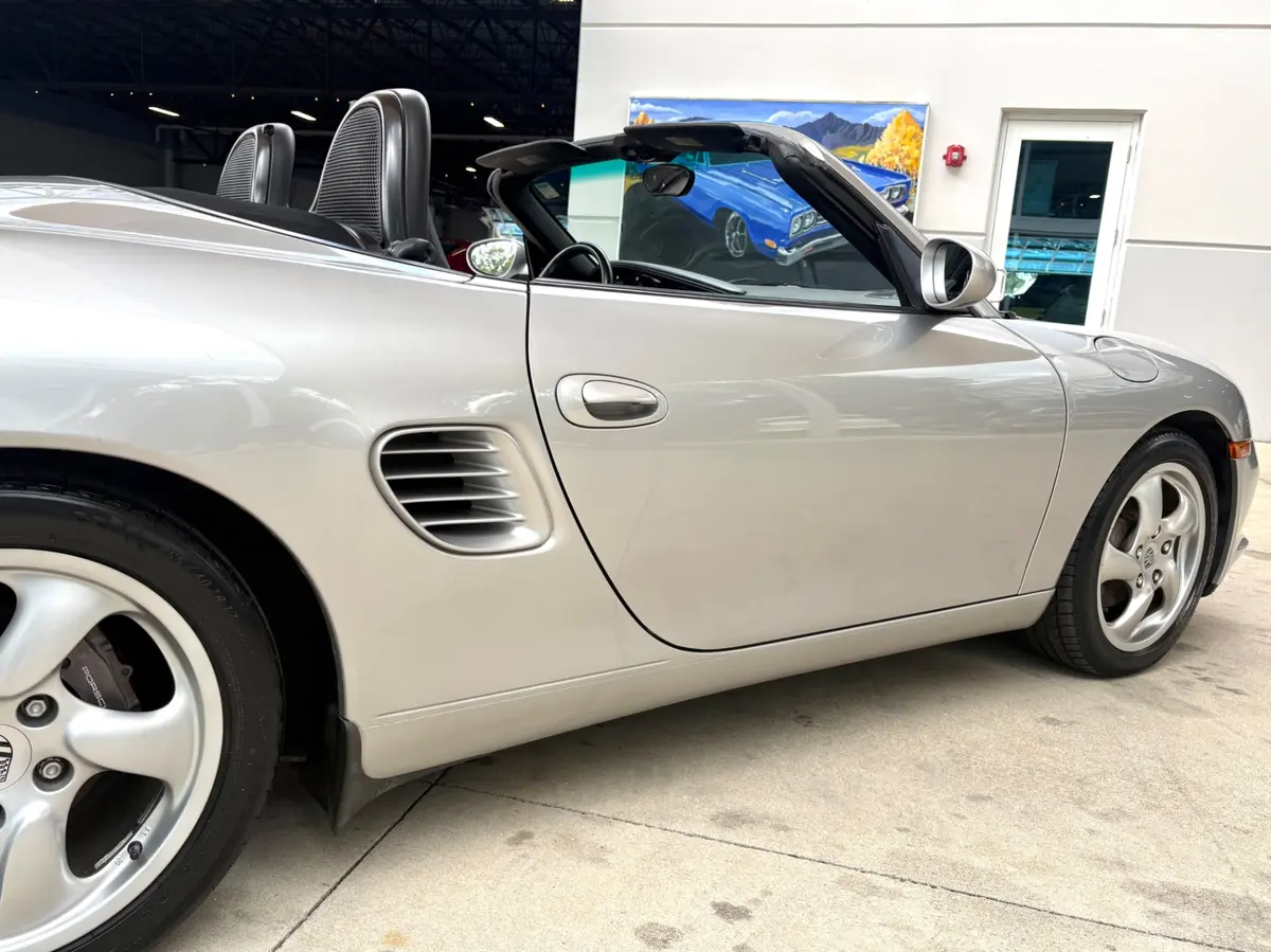 Vehicle photo 17