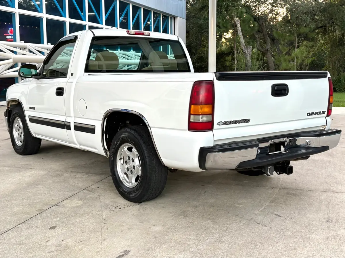 Vehicle photo 9