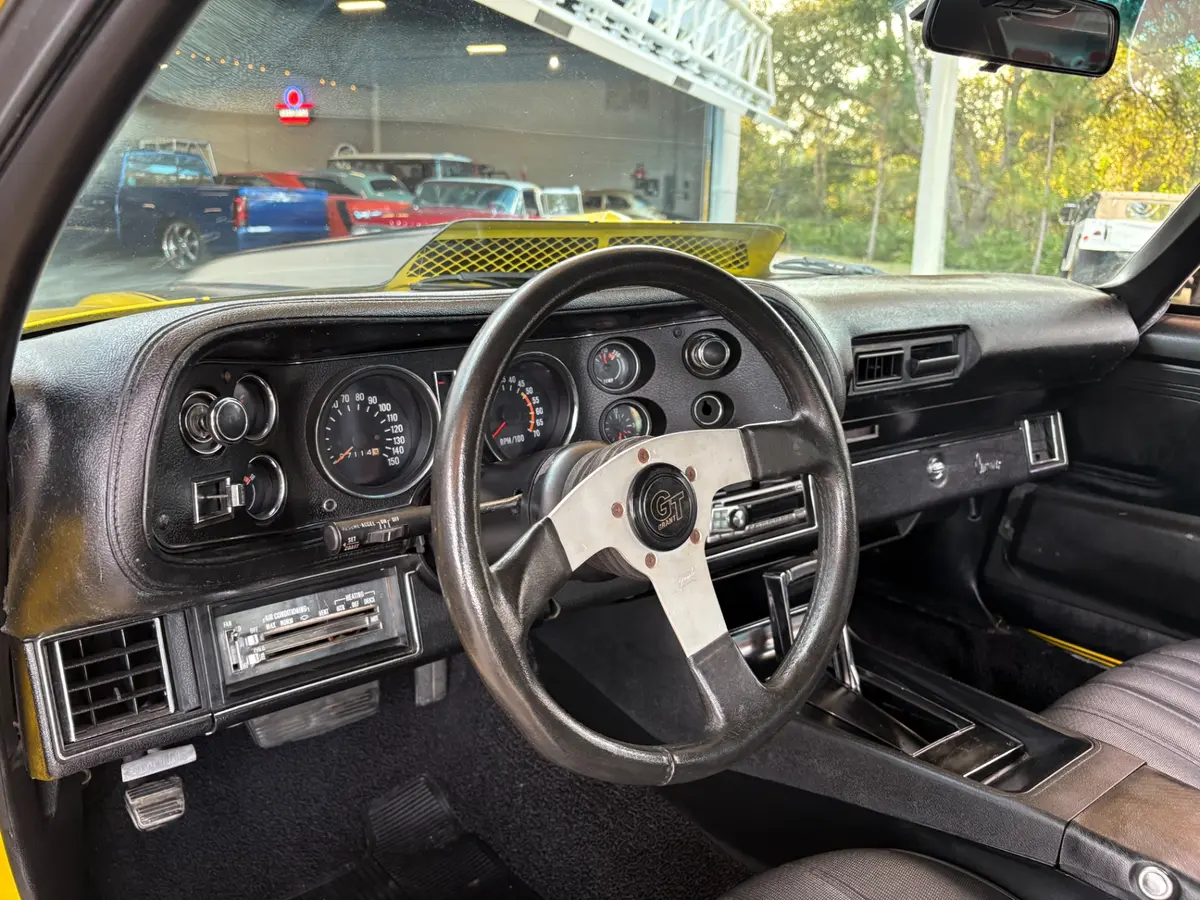 Vehicle photo 30