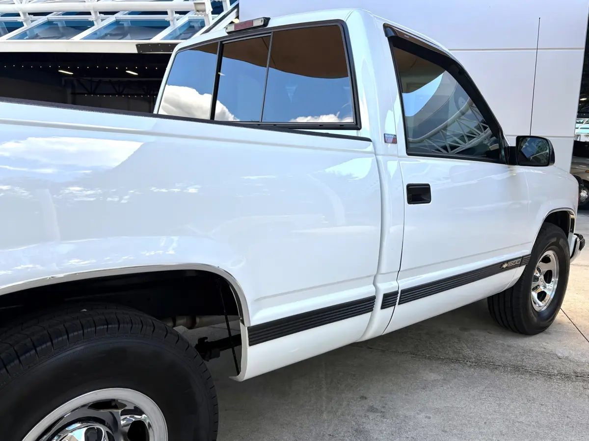 Vehicle photo 18
