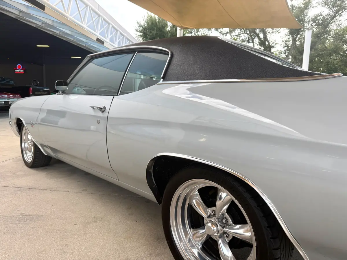 Vehicle photo 14