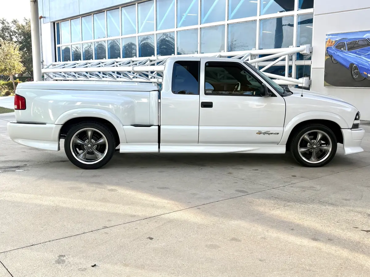 Vehicle photo 5