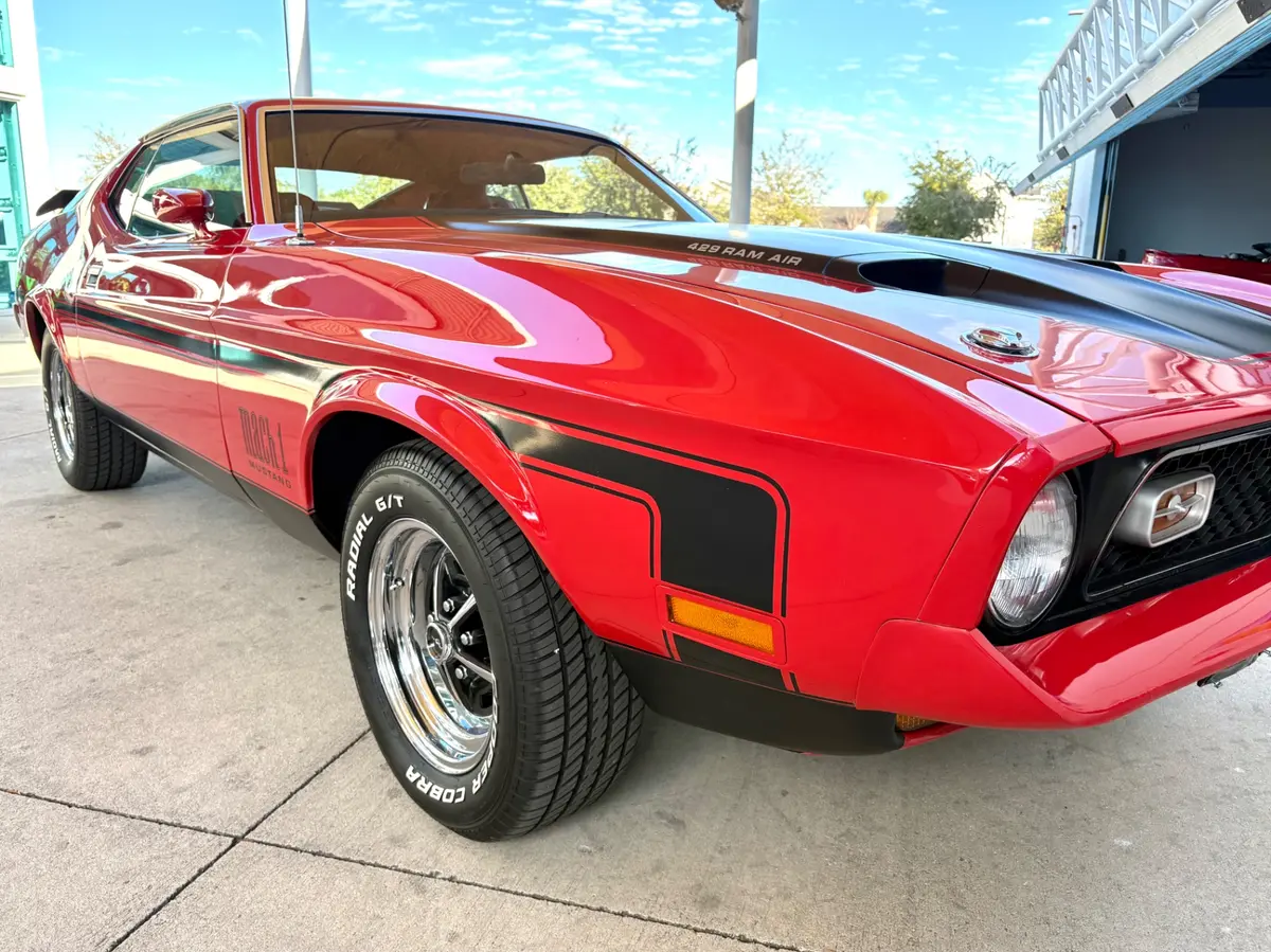 Vehicle photo 19