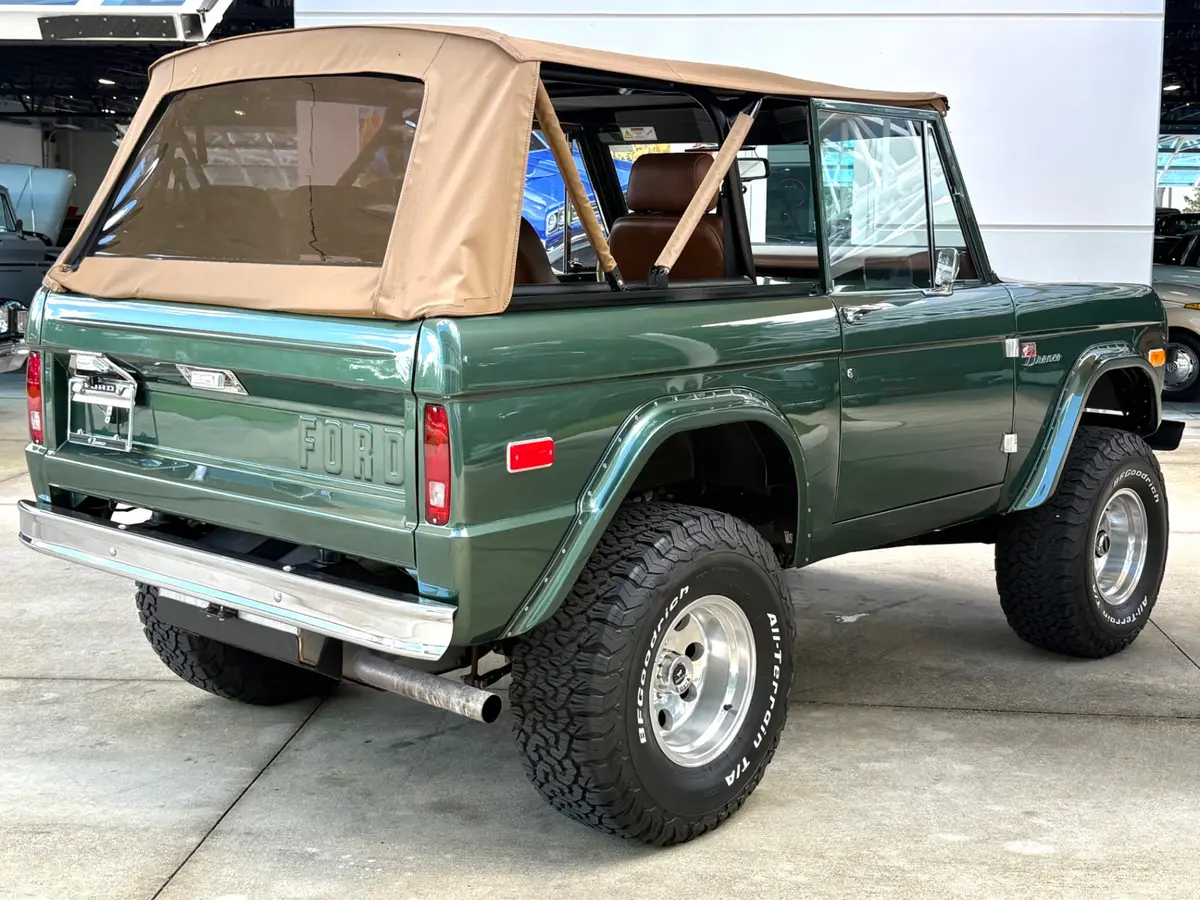 Vehicle photo 13