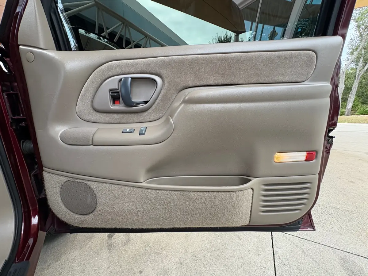 Vehicle photo 37