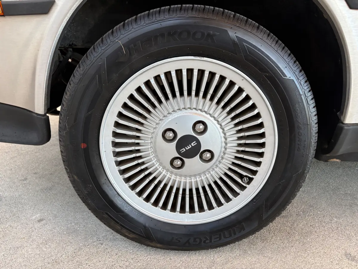 Vehicle photo 28