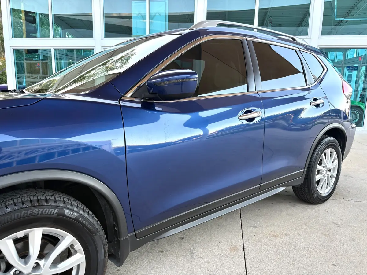 Vehicle photo 13