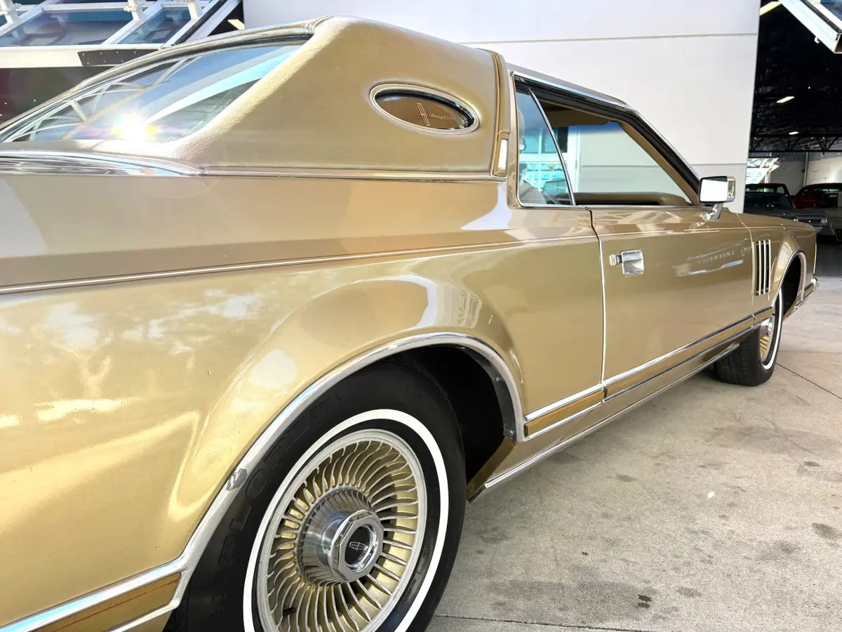 Vehicle photo 19
