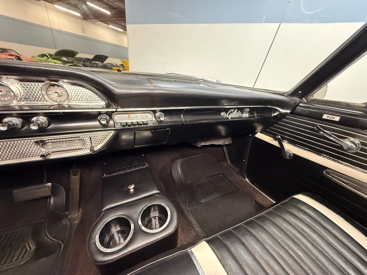Vehicle photo 23