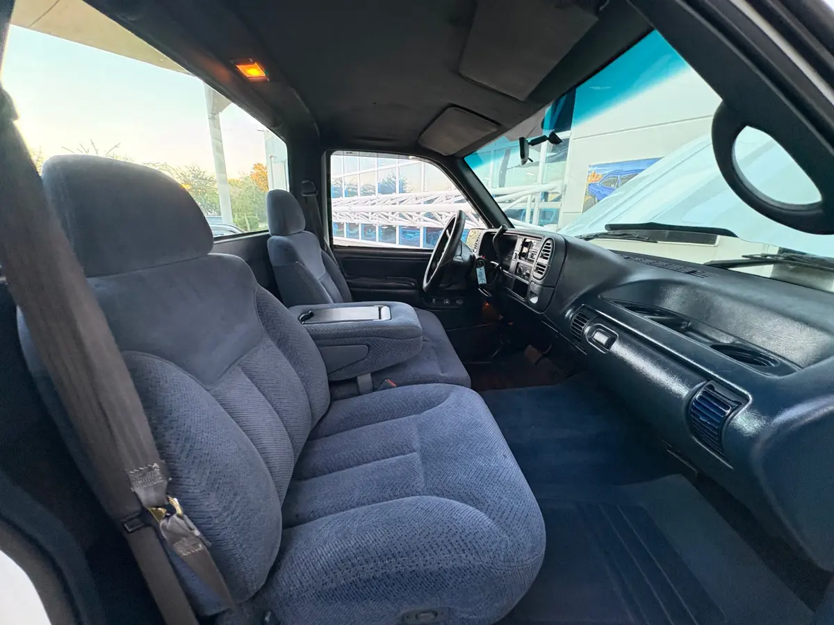 Vehicle photo 38
