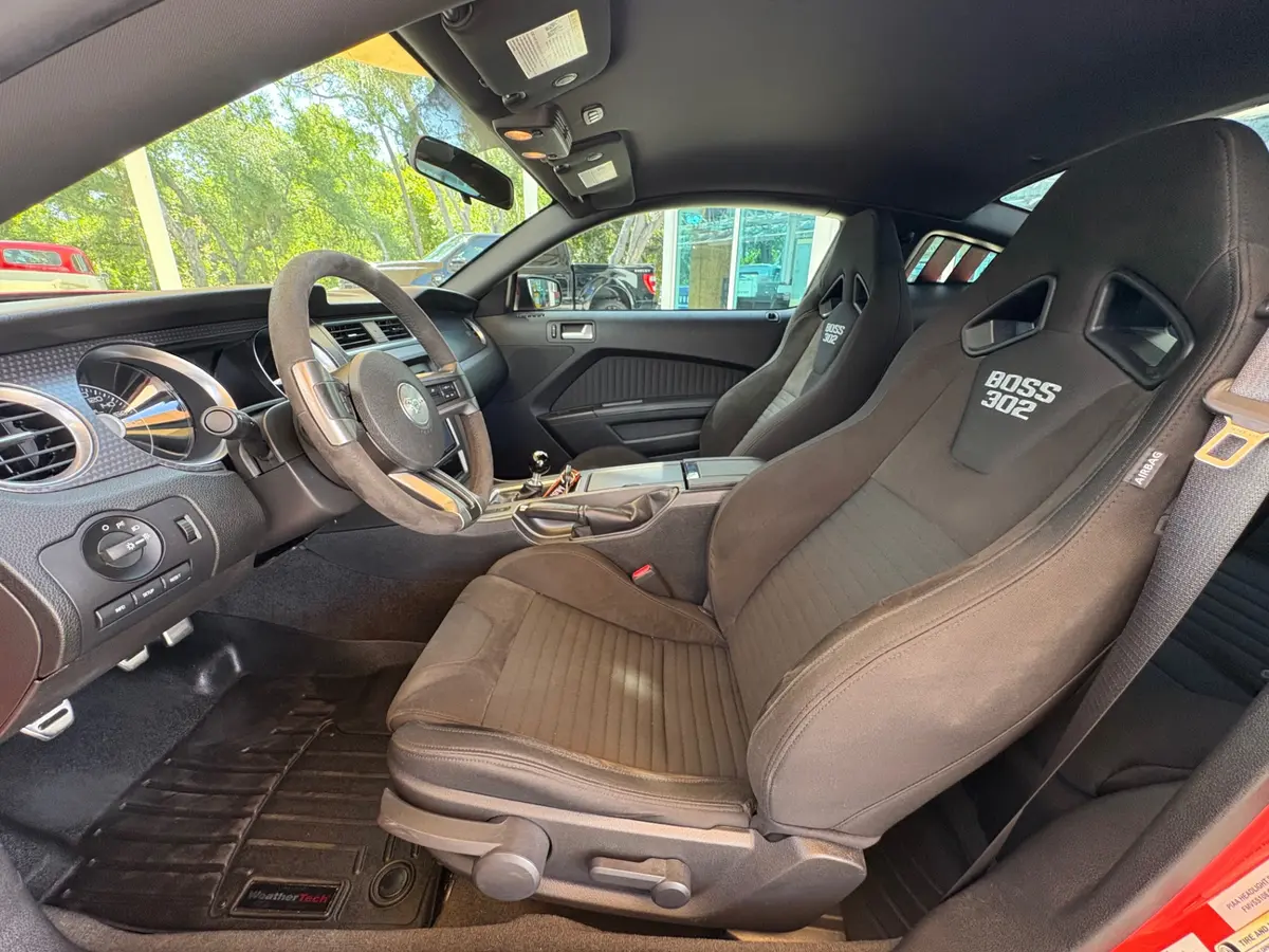 Vehicle photo 33