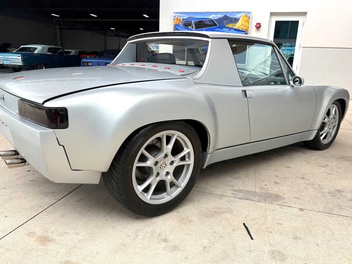 Vehicle photo 16