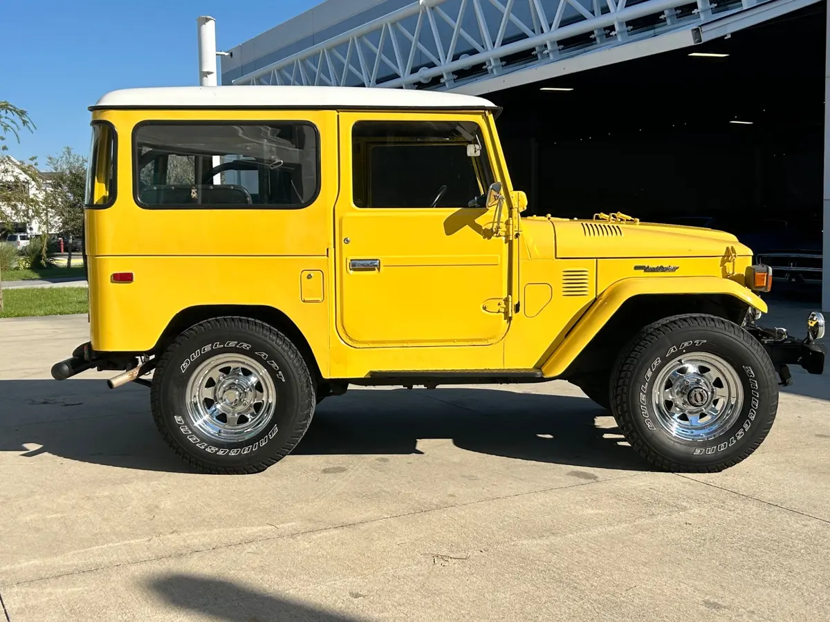 Vehicle photo 4