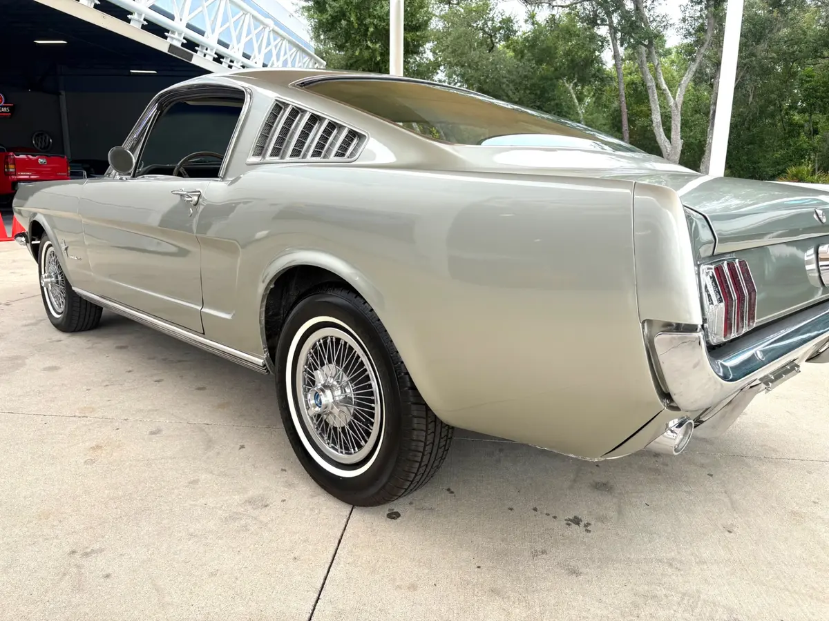 Vehicle photo 15