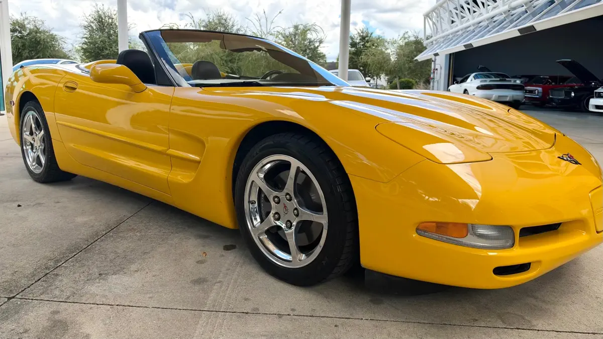 Vehicle photo 18