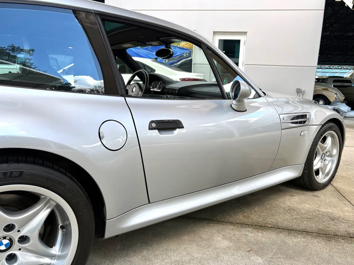 Vehicle photo 17
