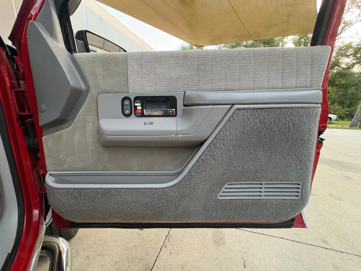 Vehicle photo 35