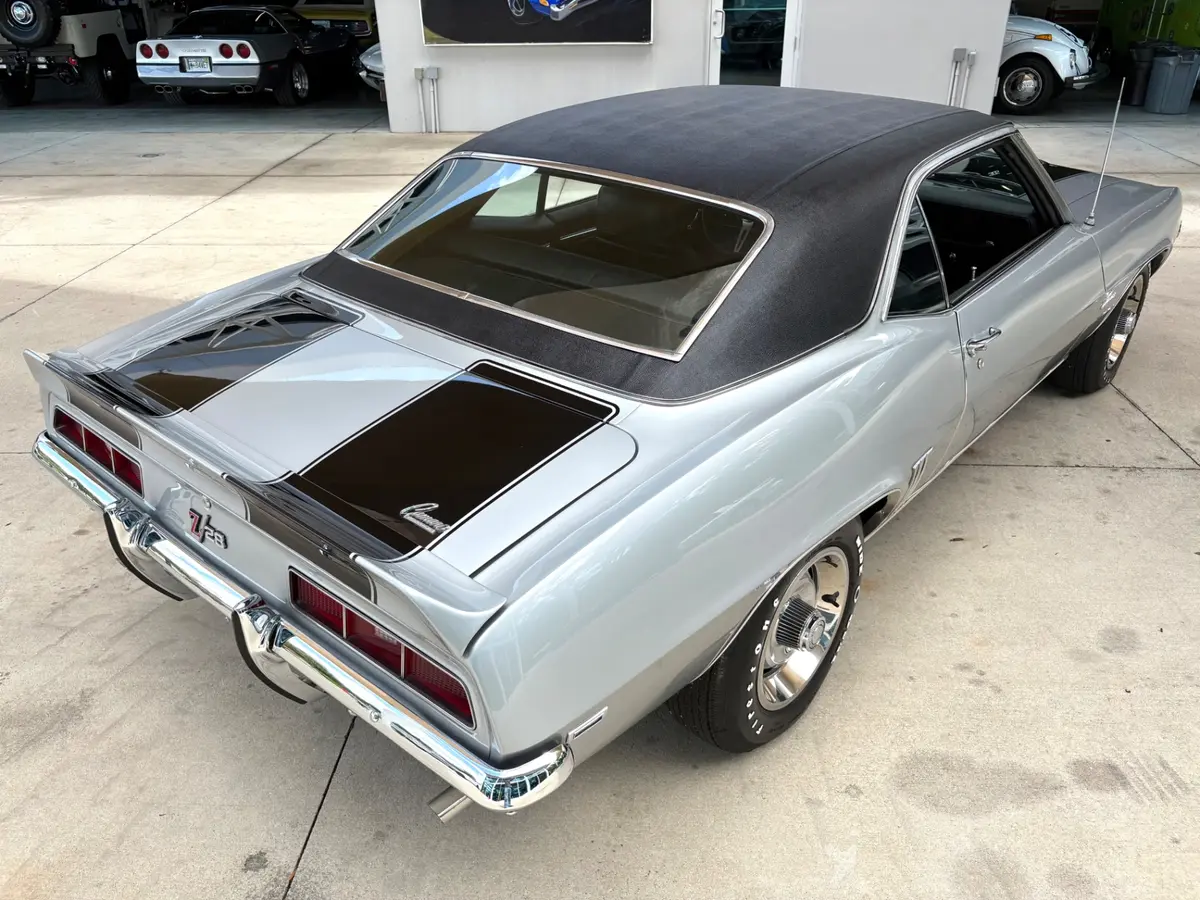 Vehicle photo 32