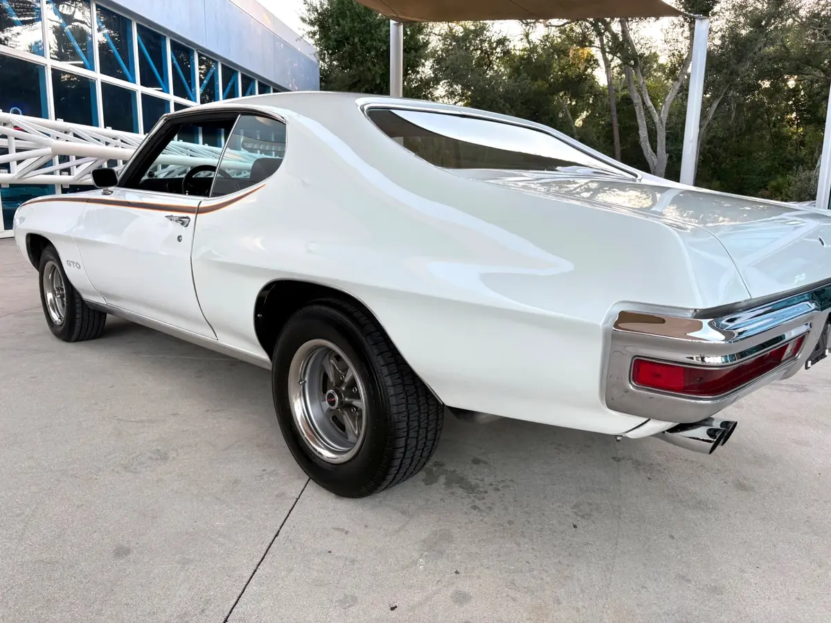 Vehicle photo 15