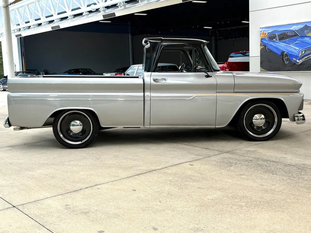 Vehicle photo 5
