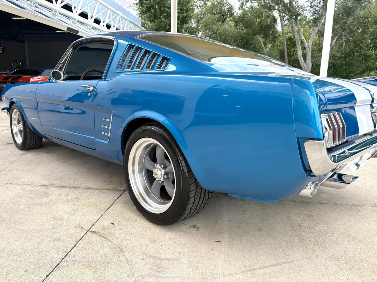 Vehicle photo 15