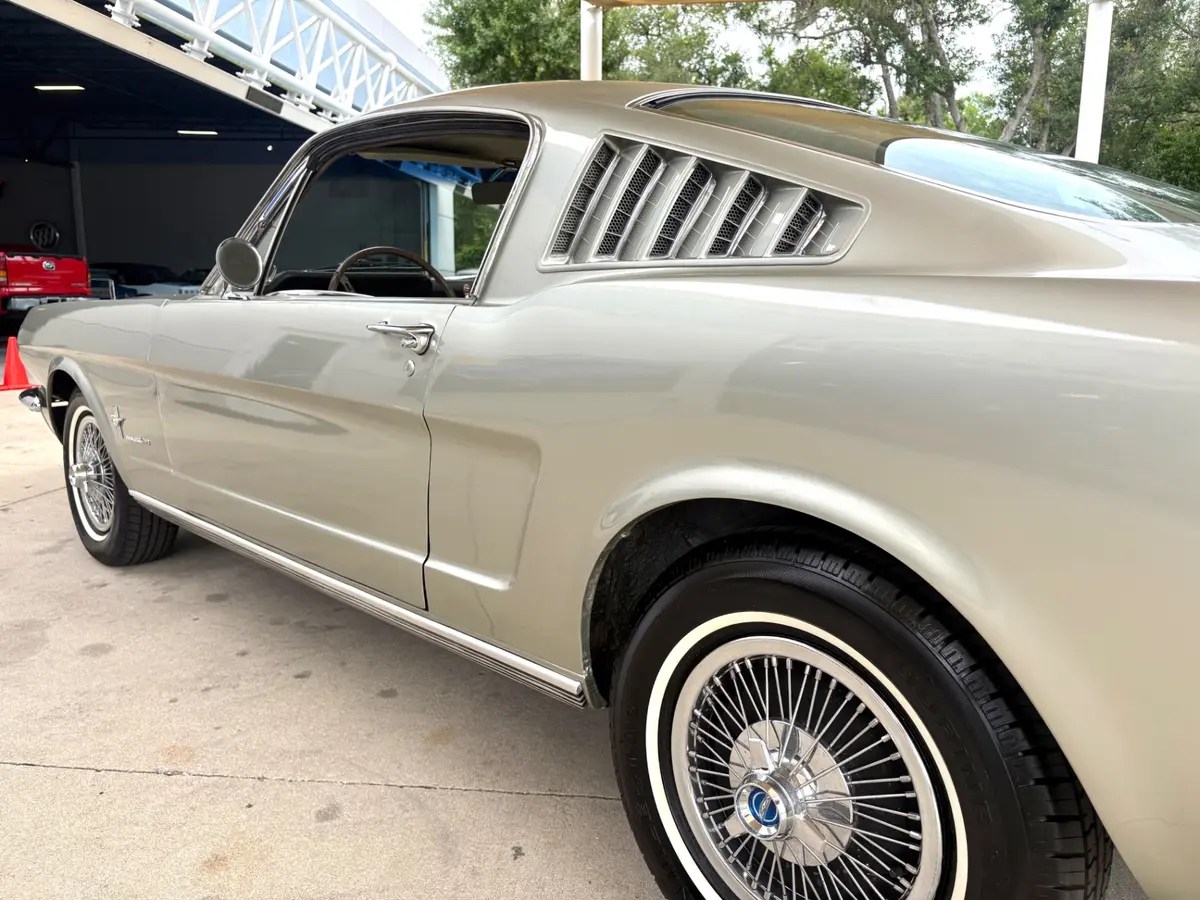 Vehicle photo 14