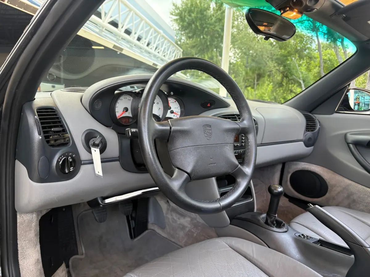 Vehicle photo 32