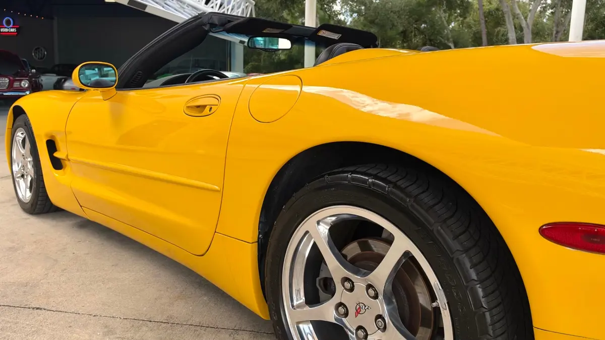 Vehicle photo 13