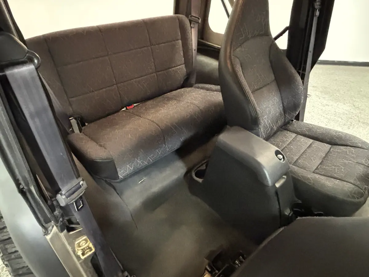 Vehicle photo 31
