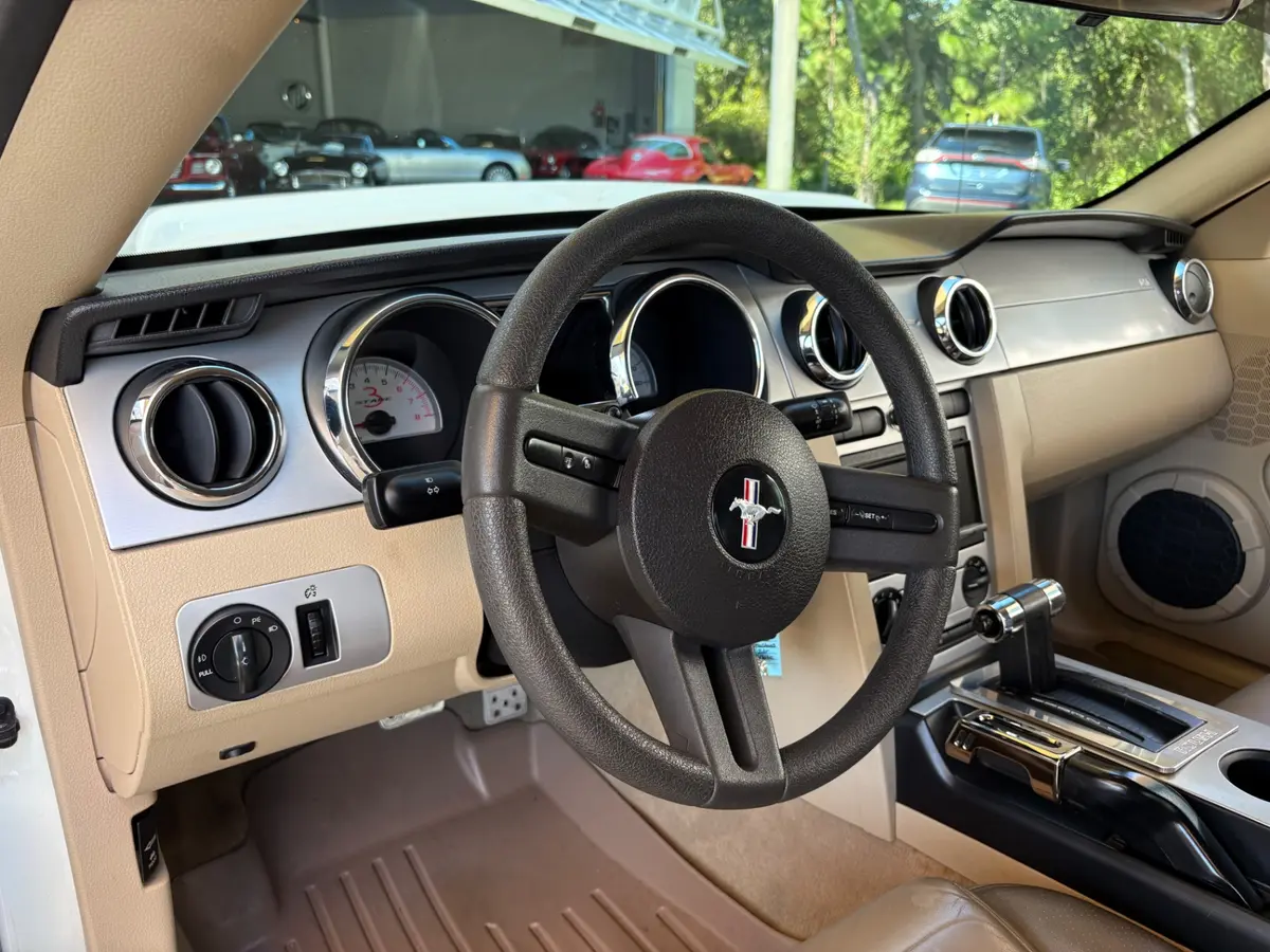 Vehicle photo 32