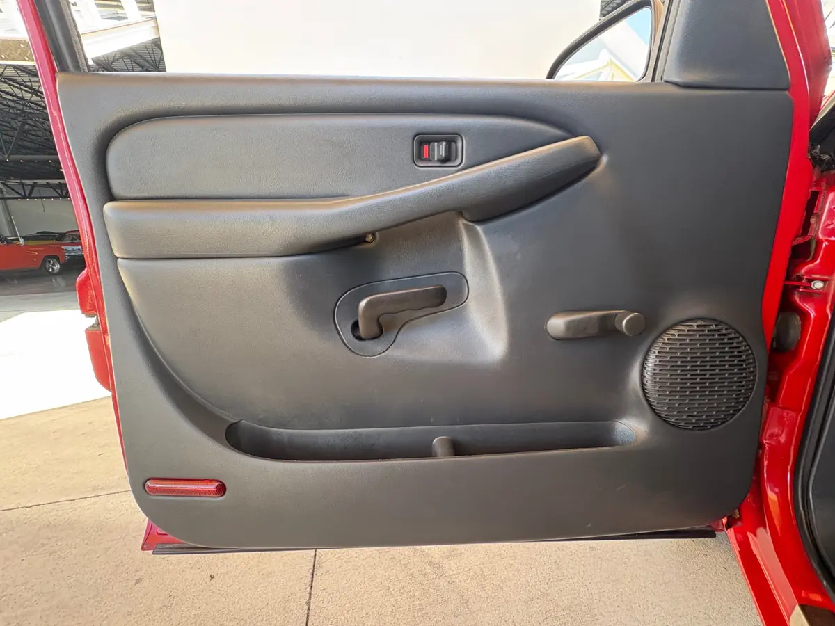 Vehicle photo 28