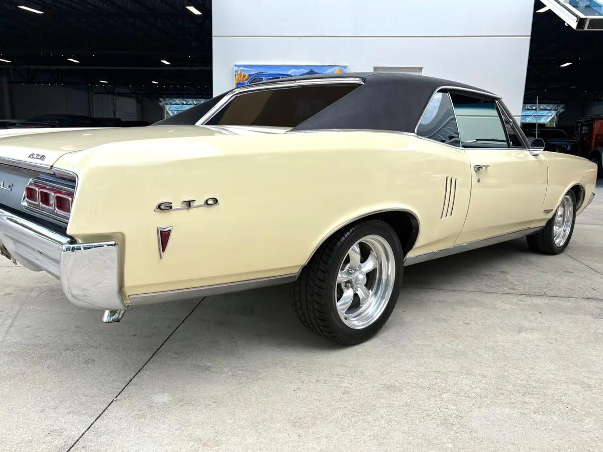 Vehicle photo 16