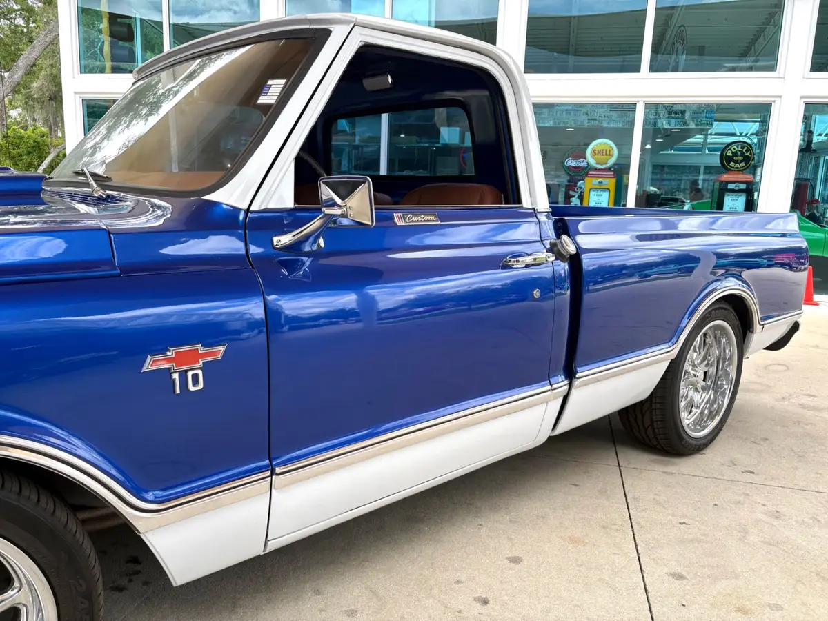 Vehicle photo 13