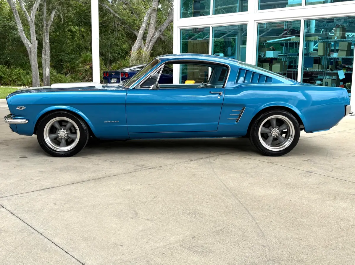 Vehicle photo 10