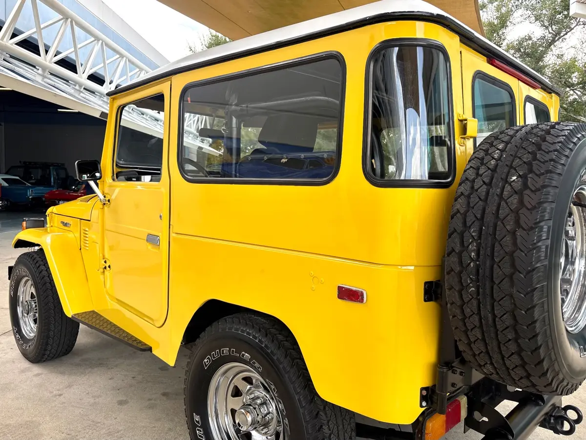 Vehicle photo 15