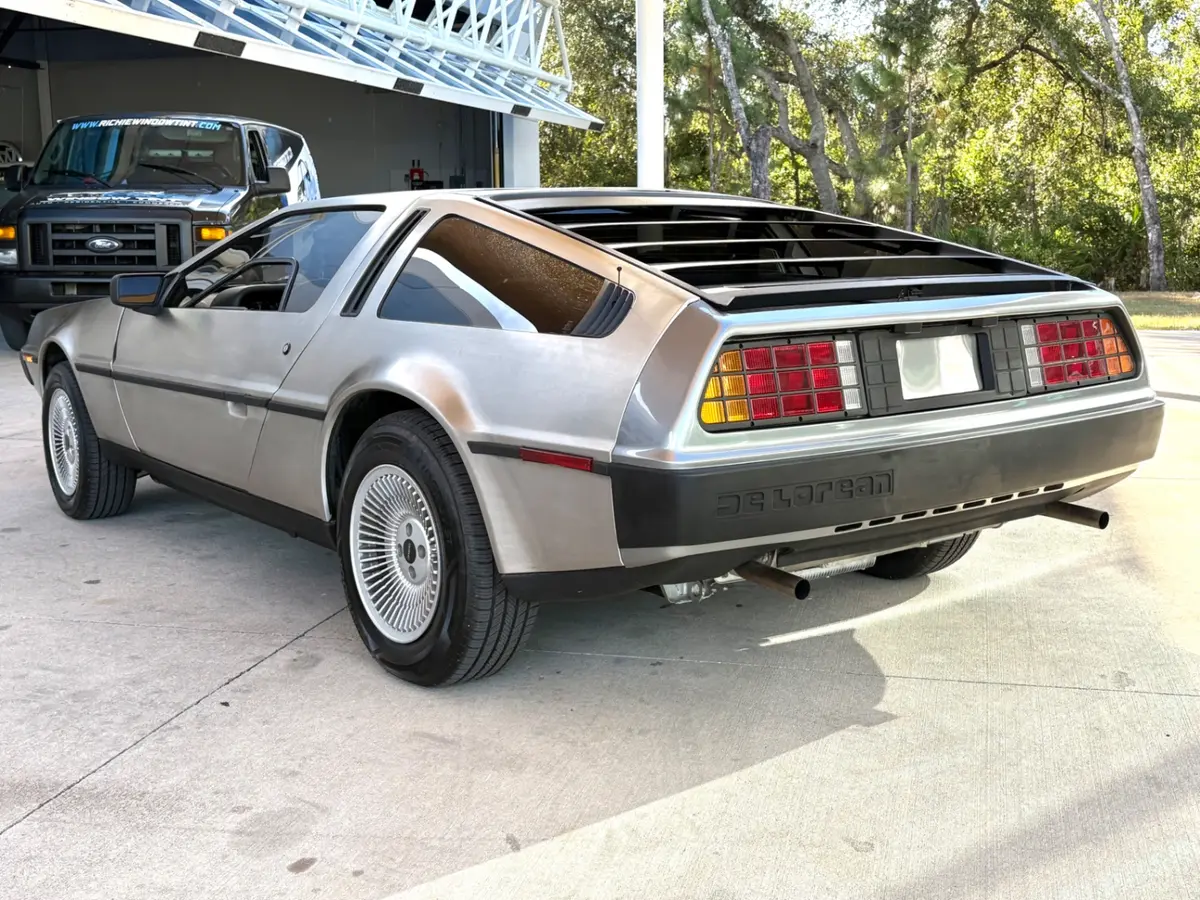 Vehicle photo 9