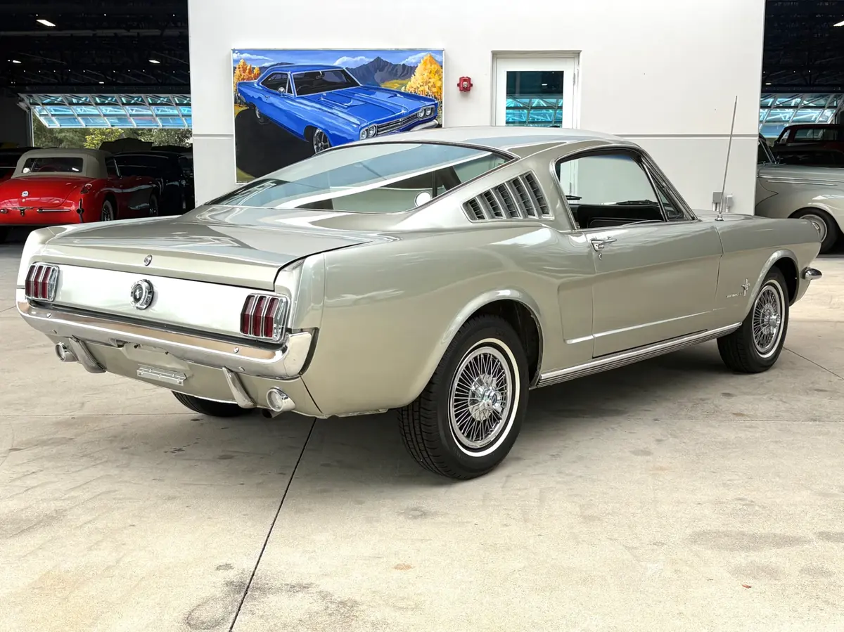 Vehicle photo 6
