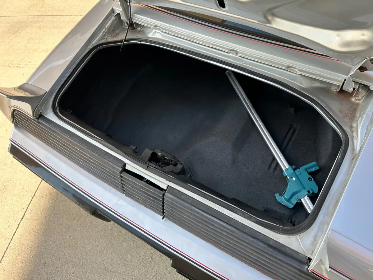 Vehicle photo 7