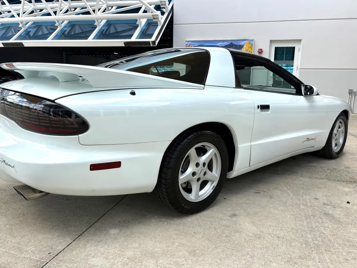 Vehicle photo 16