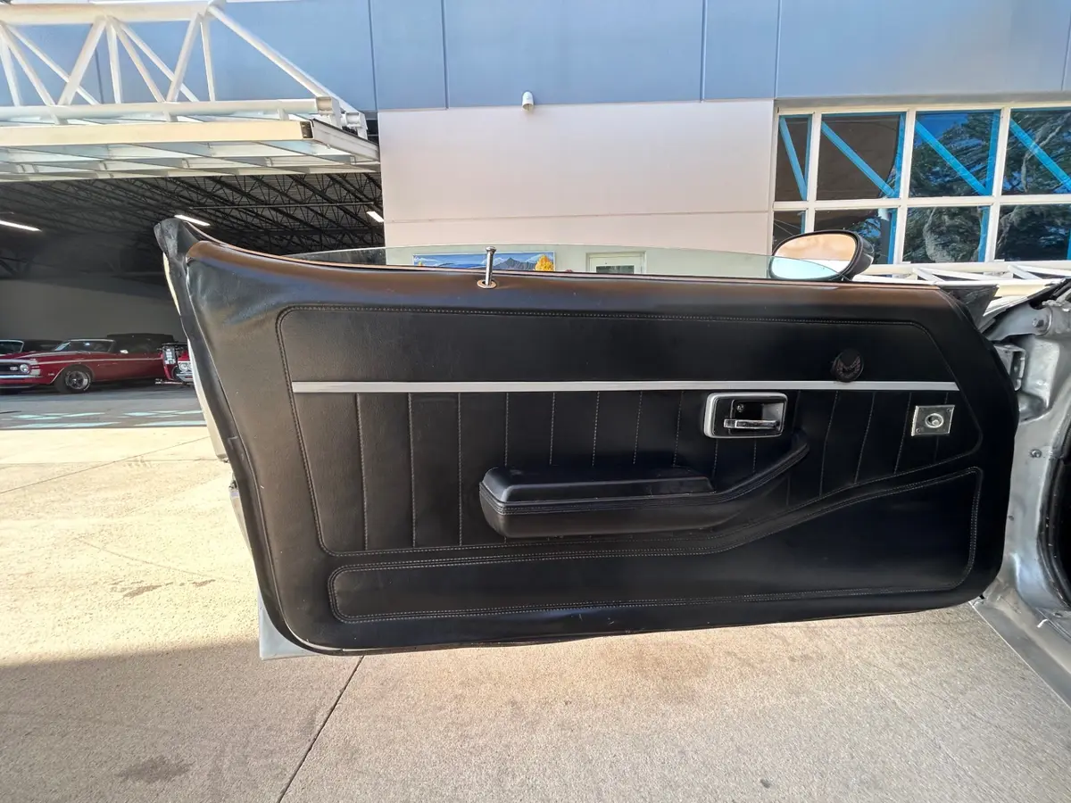 Vehicle photo 21