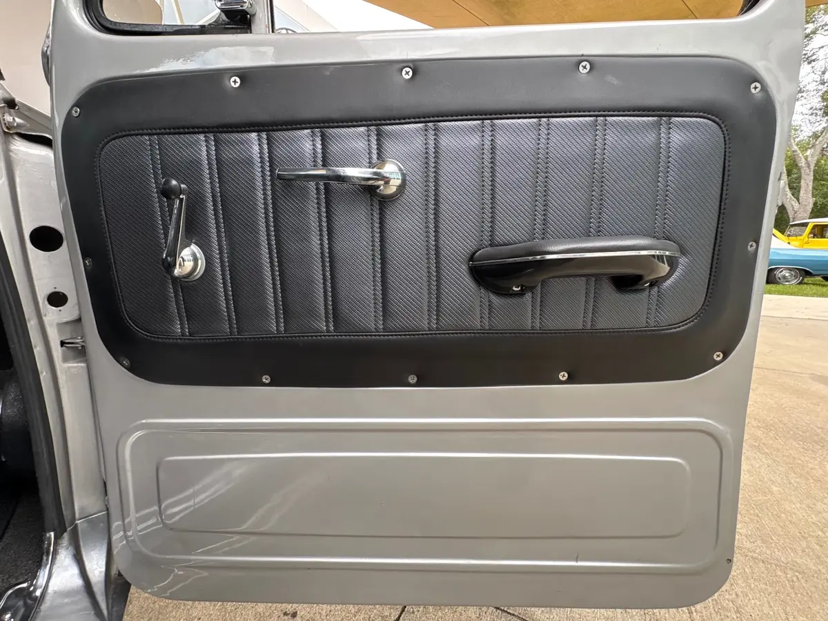 Vehicle photo 34