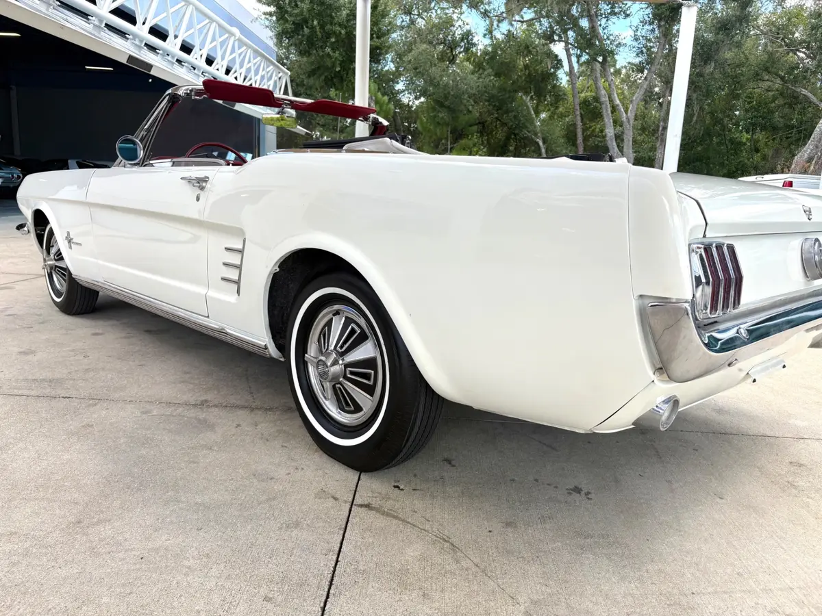 Vehicle photo 15