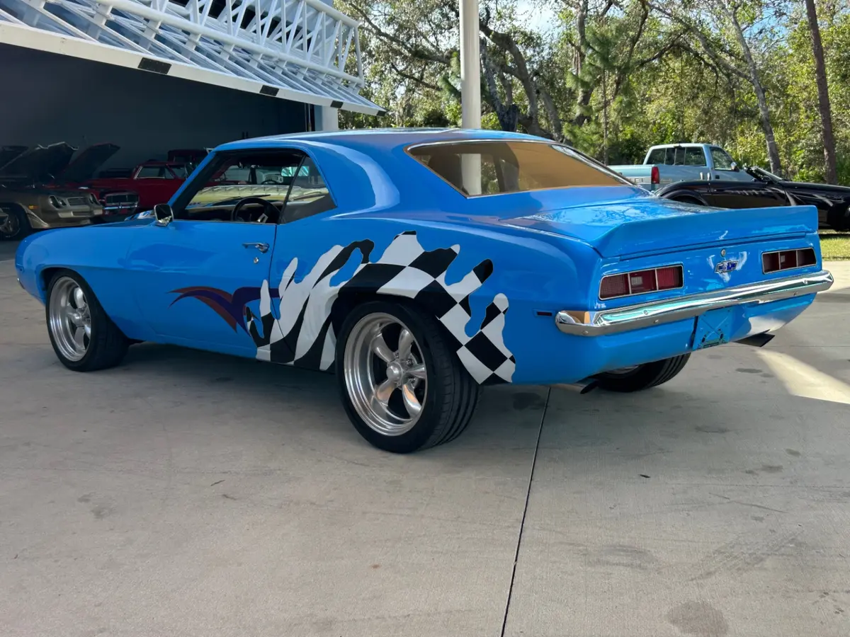 Vehicle photo 10