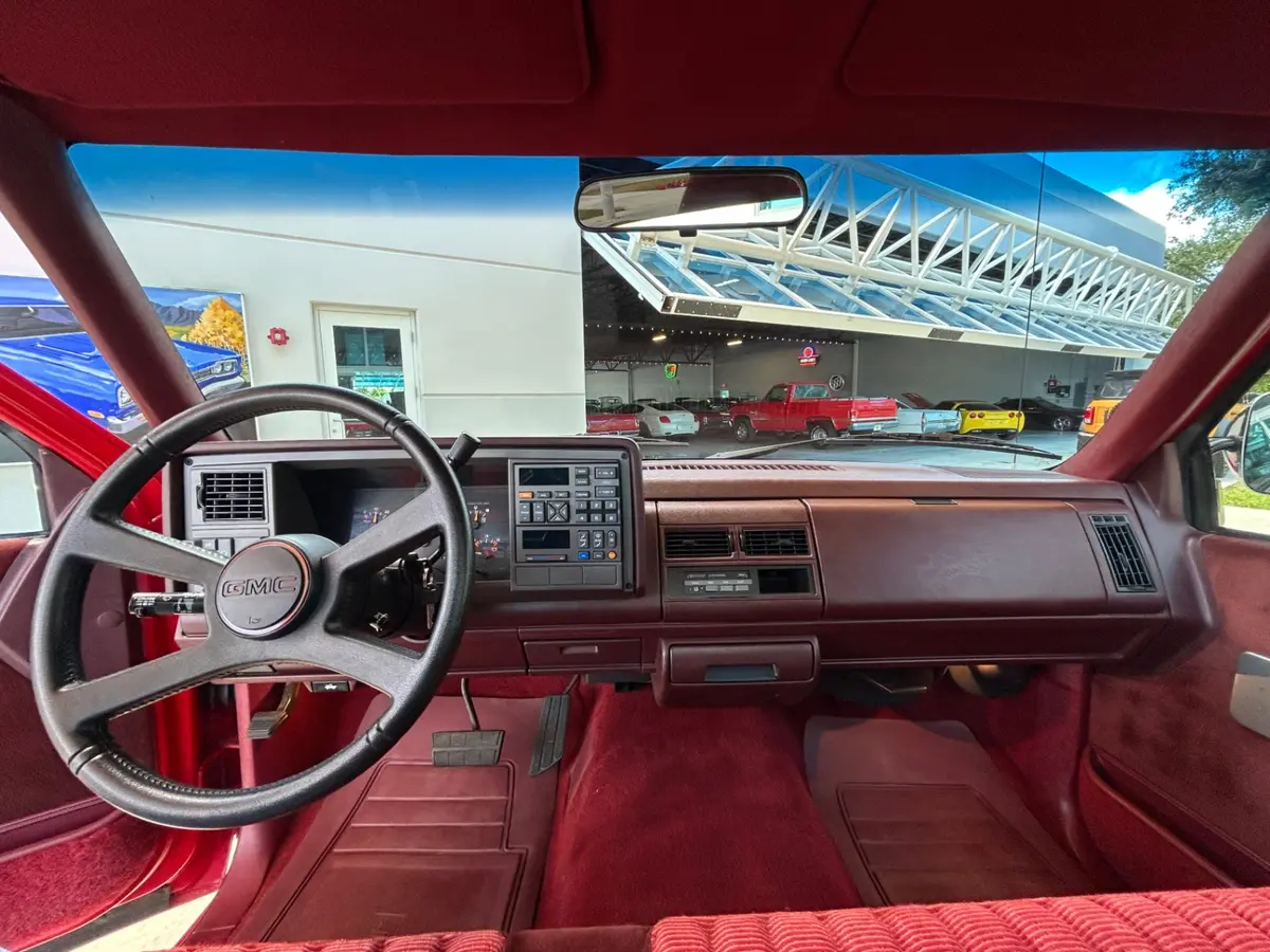 Vehicle photo 33
