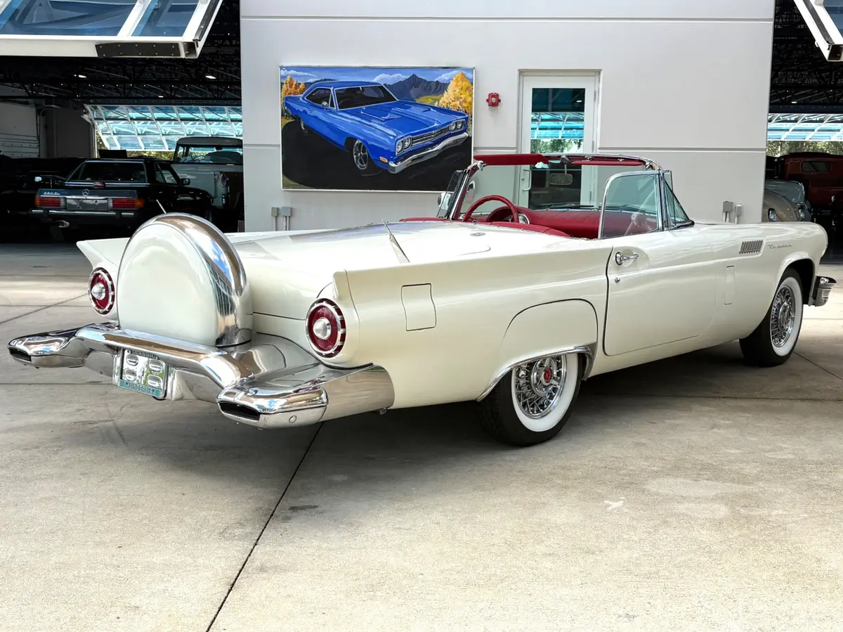 Vehicle photo 6