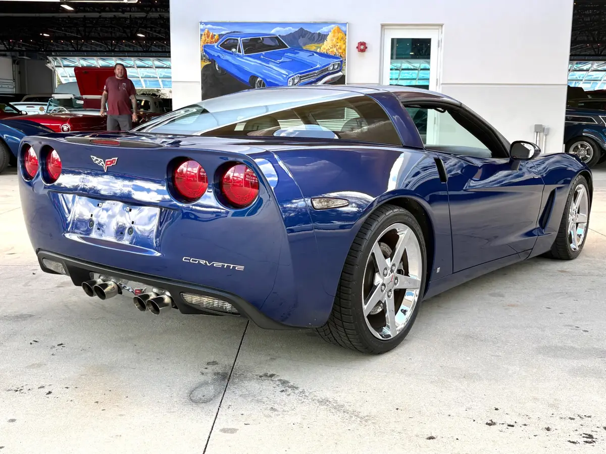 Vehicle photo 6