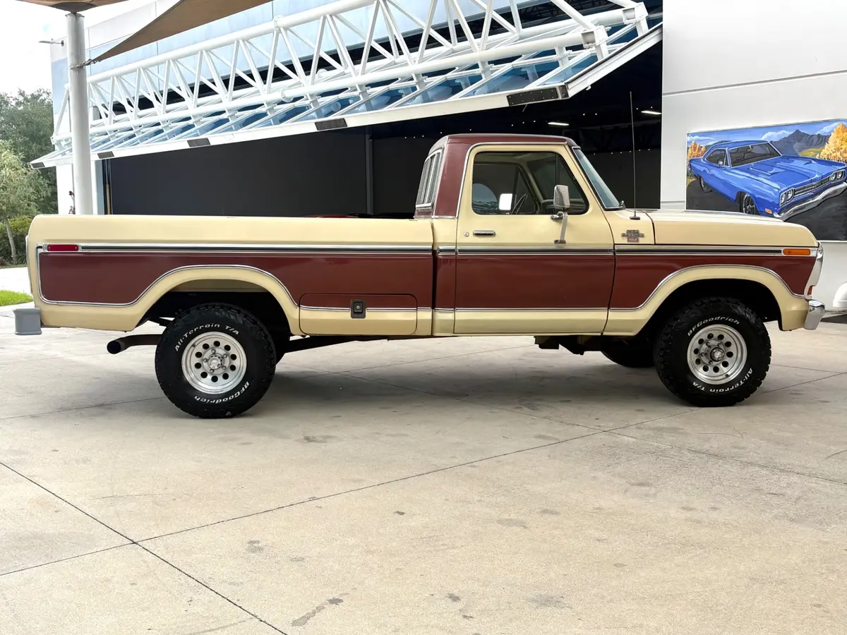 Vehicle photo 5