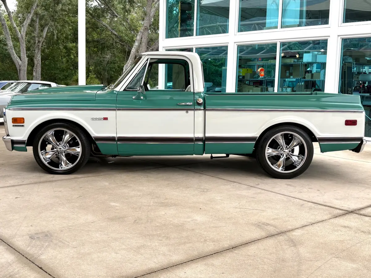 Vehicle photo 11