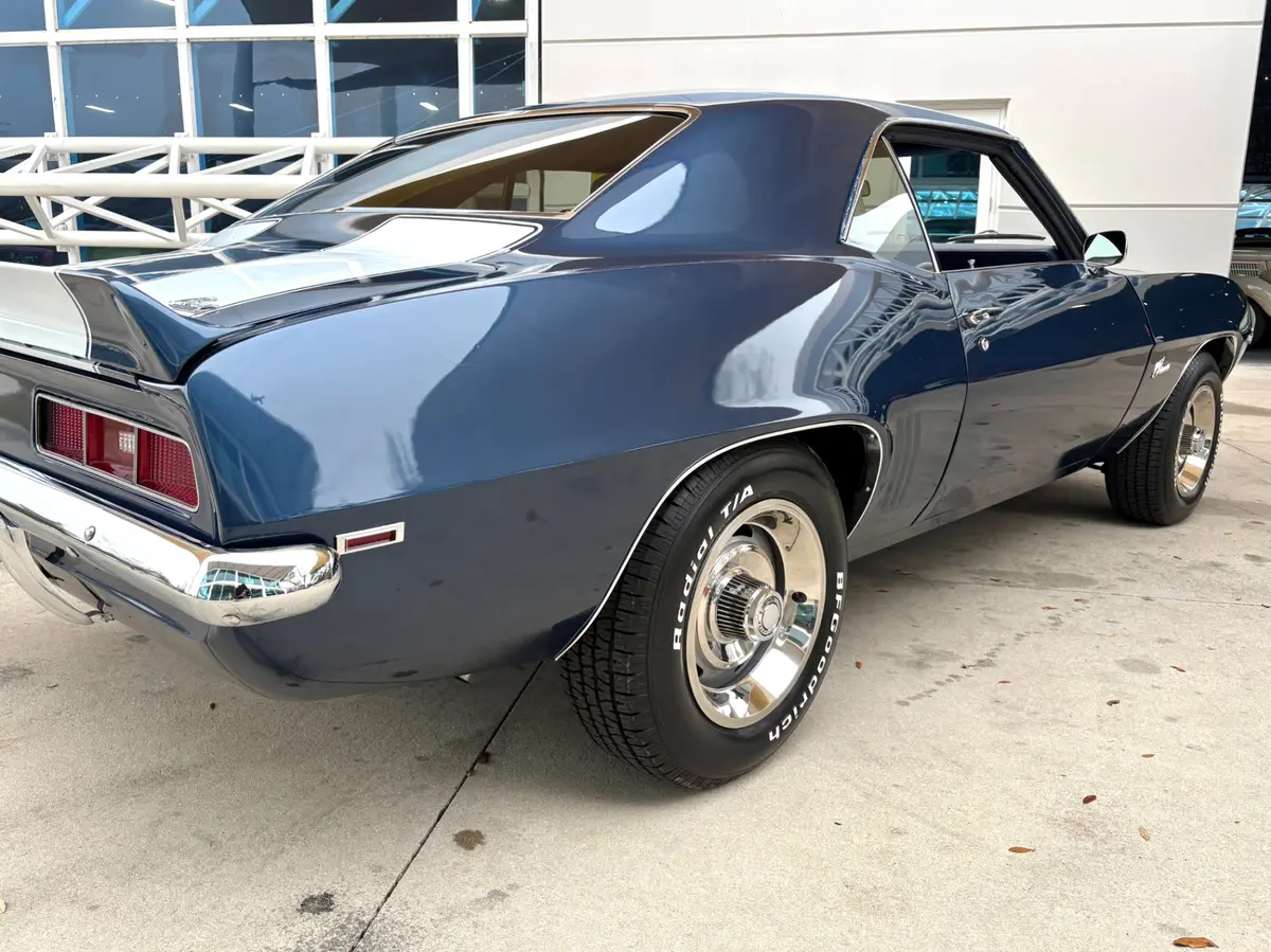 Vehicle photo 17