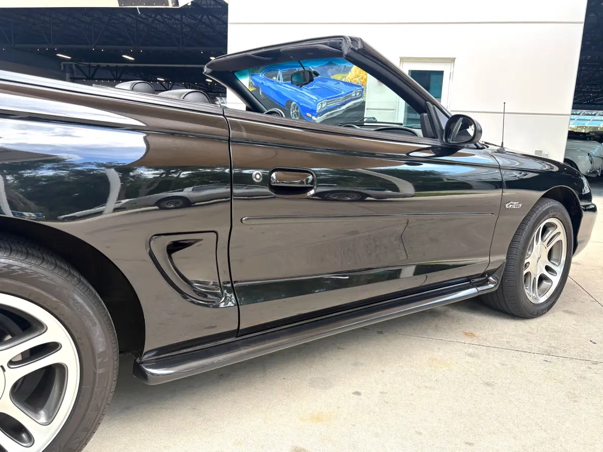 Vehicle photo 17